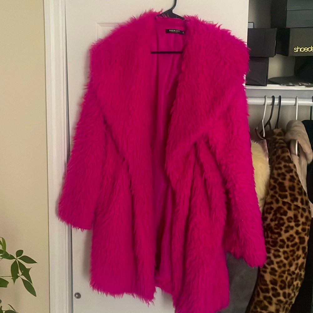 The brightest pink ever 💕 faux fur cozy coat